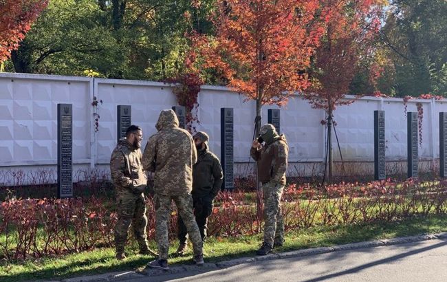 Скандал довкола Алеї захисників у Києві: муніципальна охорона завадила висадці дерев 1