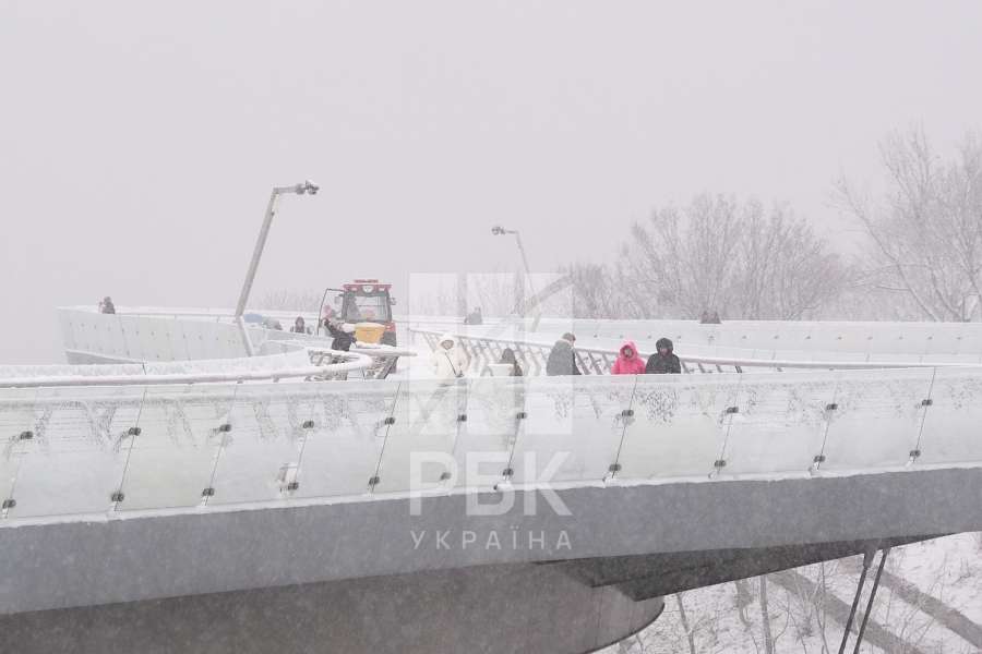 Снігопад у Києві змінив місто 22 листопада 2024 - засніжені дороги, вулиці й будинки, фото 11