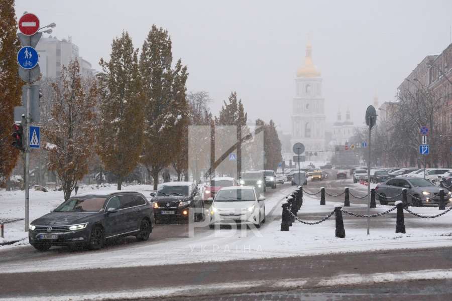 Снігопад у Києві змінив місто 22 листопада 2024 - засніжені дороги, вулиці й будинки, фото 5