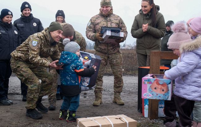 Білі Янголи приїхали до родини ВПО напередобні Нового року – репортаж РБК-Україна, відео 1