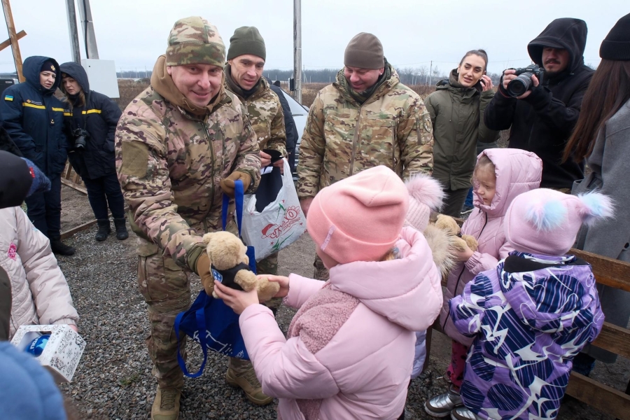 Білі Янголи приїхали до родини ВПО напередобні Нового року – репортаж РБК-Україна, відео 2