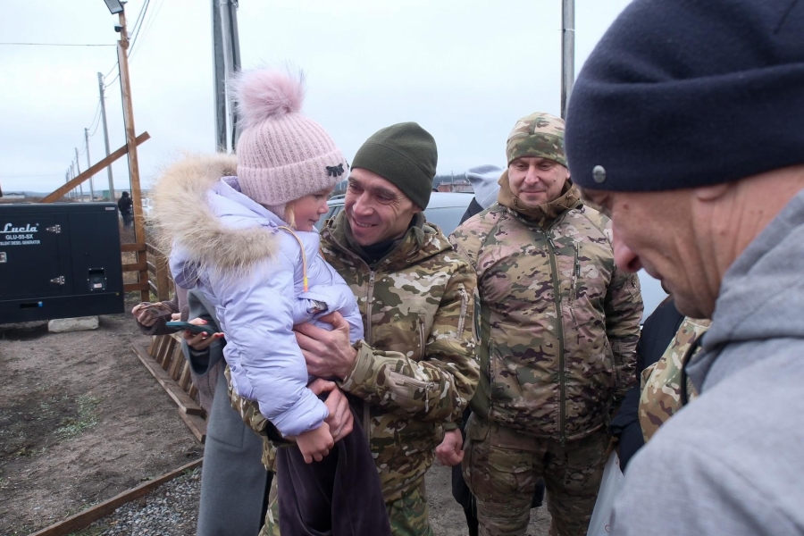 Білі Янголи приїхали до родини ВПО напередобні Нового року – репортаж РБК-Україна, відео 7