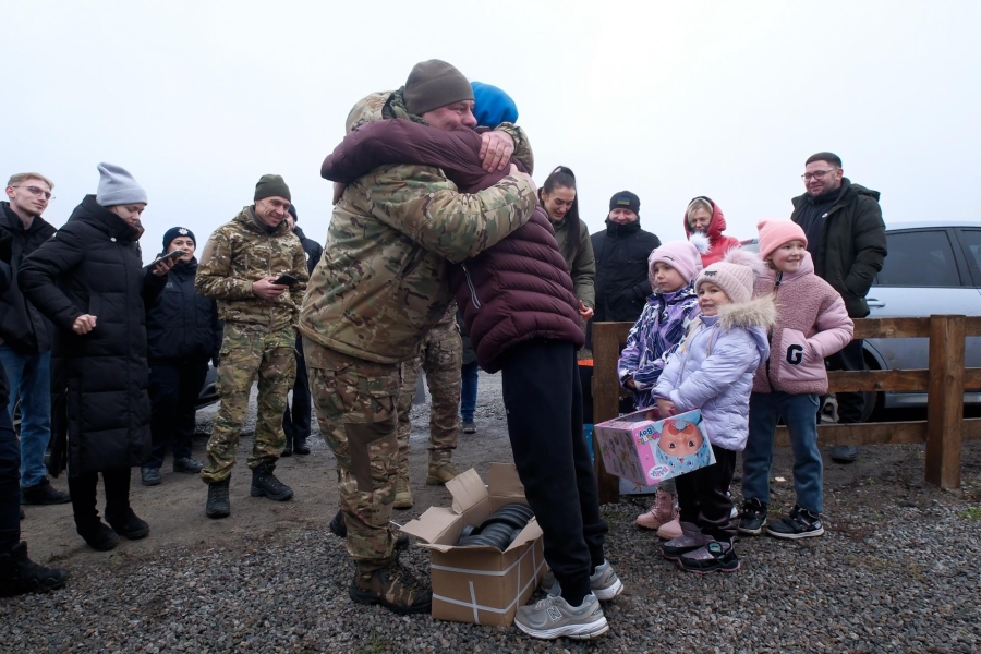 Білі Янголи приїхали до родини ВПО напередобні Нового року – репортаж РБК-Україна, відео 4