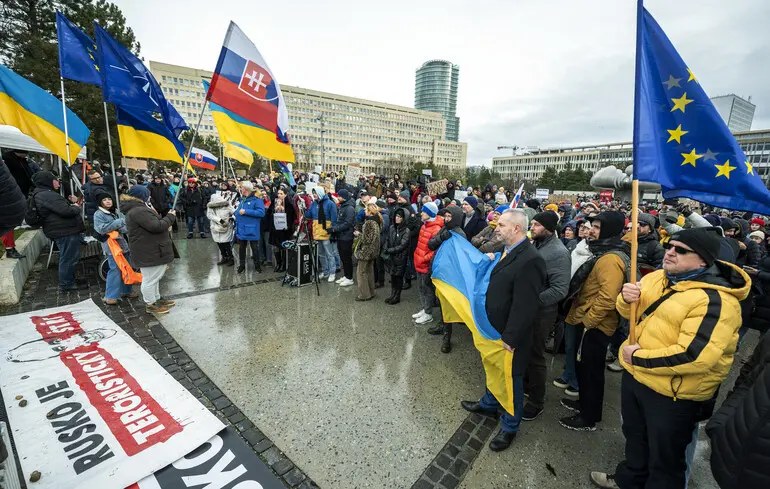 Фіцо зустрівся з Путіним - в Братиславі на знак цього відбулися протести 1