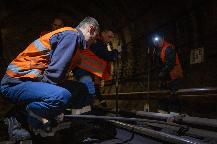 Метро Києва ремонтують на перегоні між станціями - заміна і діагностика рейок і колій в тунелі, фото 15