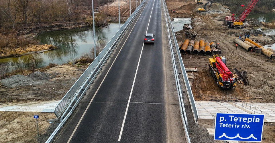 На Київщині відбудували міст через річку Тетерів, зруйнований у 2022-му 1