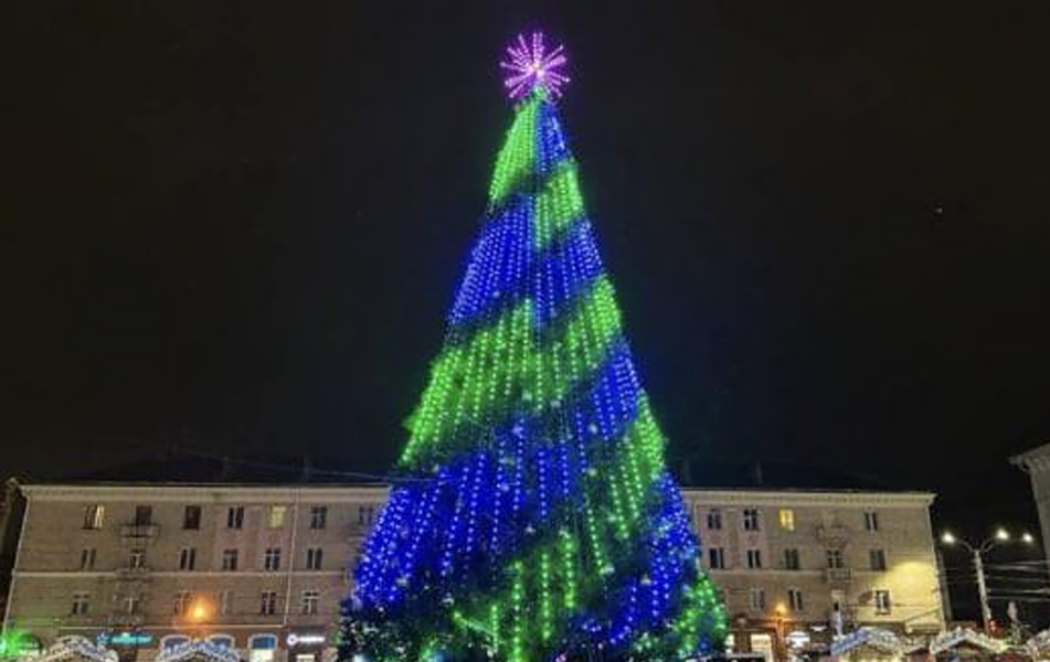 Новий рік 2025 - який вигляд мають головні ялинки в різних містах України 14