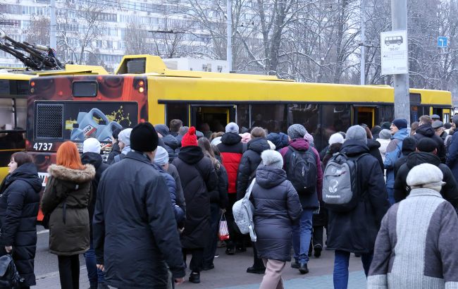 Пожежа у тролейбусі в Києві біля Іподрому спричинила затримку транспорту - задимлення, відео 1