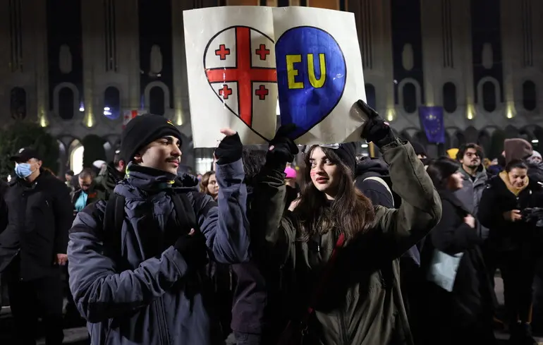 Протести у Грузії - у Тбілісі біля парламенту встановлюють новорічну ялинку 1