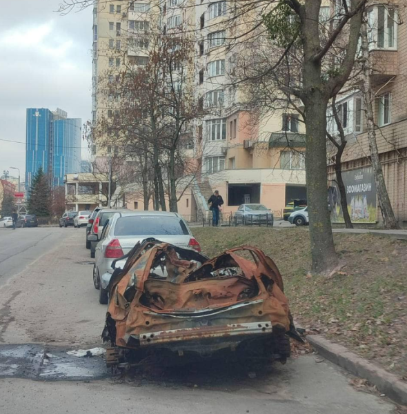 Автівки знищені й пошкоджені дронами і ракетами вивезуть з Києва - наслідки обстрілів, КМВА, фото 2