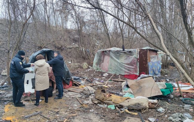 У Тернопільській області багатодітна родина житла в халабуді у посадці – поліція забрала дітей, фото 1