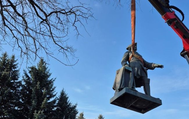 Пам'ятник Петру І демонтували в Полтаві - з'явилося фото 1