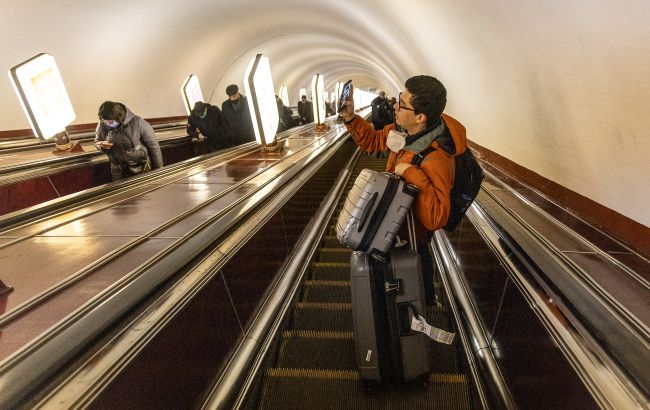 У метро Києва хлопець спускався на балюстраді й отримав травми обличчя 1