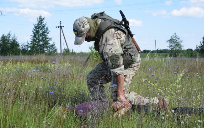 Виїзд чоловіків за кордон - у вантажівці з піском знайшли 13 українців 1