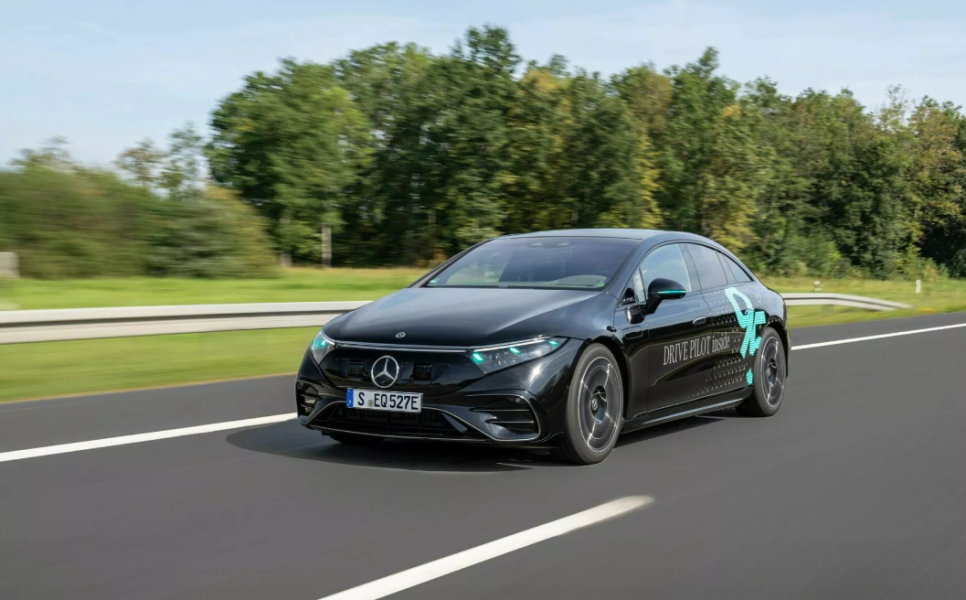 Mercedes-Benz отримають новий колір габаритних вогнів 2