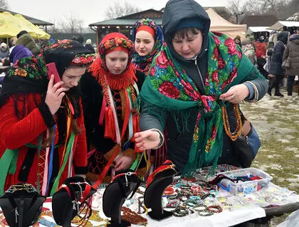 Традиції Масниці ожили у Києві - давні ритуали, святкові частування та зустріч весни - фоторепортаж 9