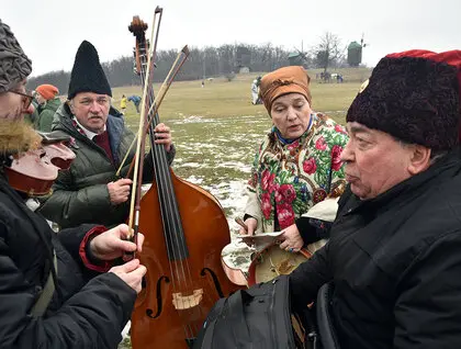 Традиції Масниці ожили у Києві - давні ритуали, святкові частування та зустріч весни - фоторепортаж 17