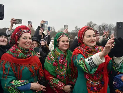 Традиції Масниці ожили у Києві - давні ритуали, святкові частування та зустріч весни - фоторепортаж 21