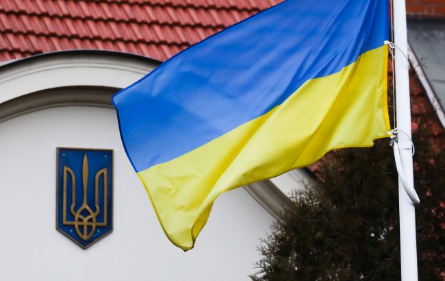 Українці за кордоном мають право на консульський захист, працевлаштування та повернення в Україну - куди звертатися 1
