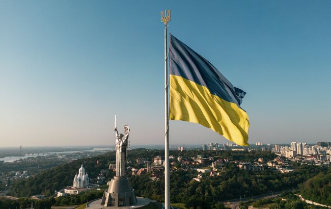 Найбільший прапор України в Києві приспускають 1 травня через прогноз погоди - КМДА 1