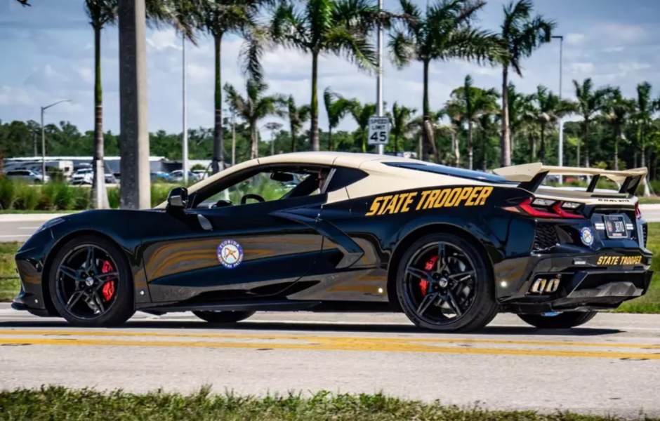 Поліція отримала суперкар Chevrolet Corvette Stingray 2