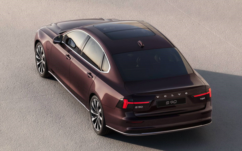 Volvo представила оновлений седан S90 4