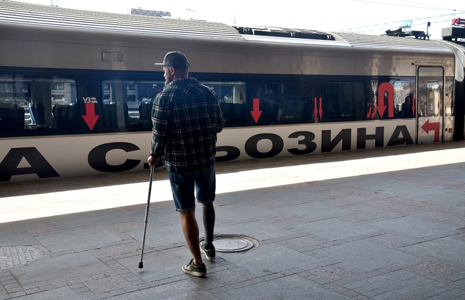 Барбара Крюгер створила інсталяцію на поїзді Інтерсіті – фото 17