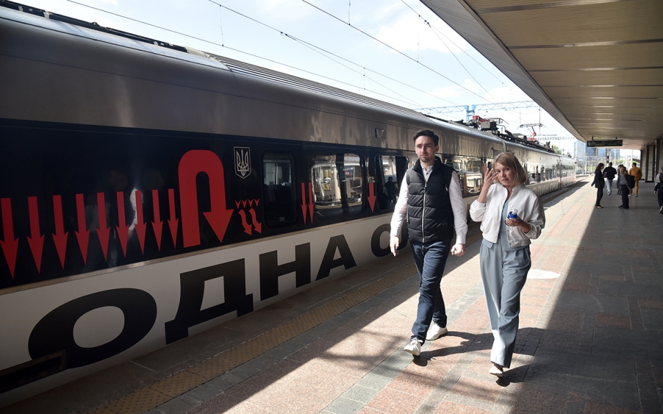 Барбара Крюгер створила інсталяцію на поїзді Інтерсіті – фото 18