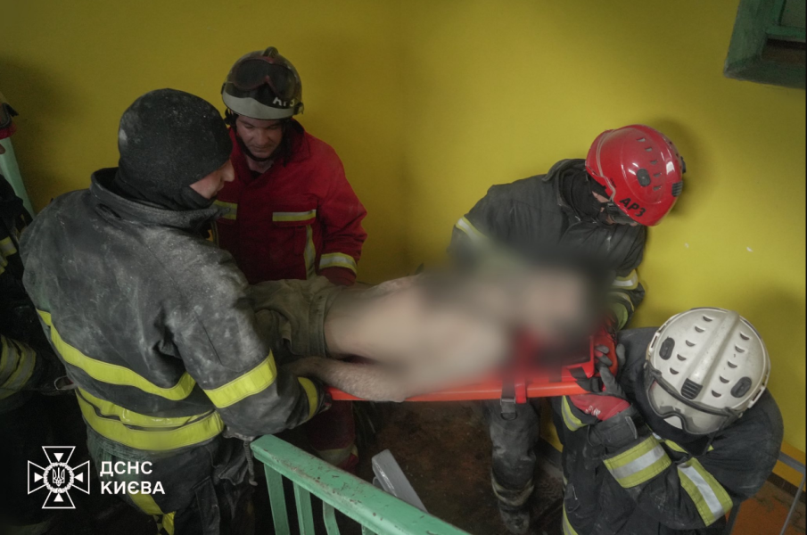 Чоловік впав із даху у вентиляційну шахту будинку на Оболоні в Києві - як його рятували, фото, відео 4