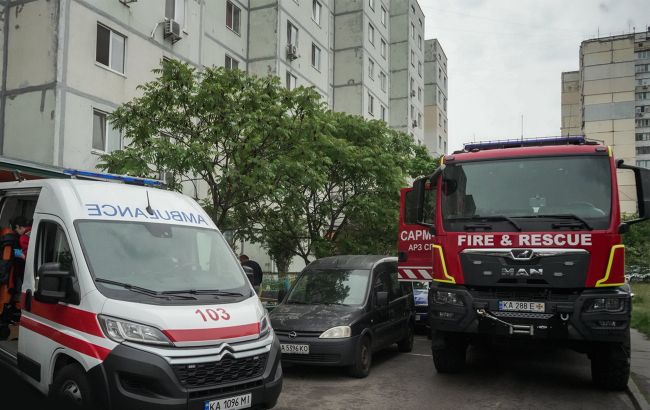 Чоловік впав із даху у вентиляційну шахту будинку на Оболоні в Києві - як його рятували, фото, відео 1