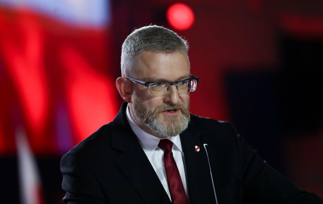 Гжегож Браун зірвав український прапор з ратуші в Білій Підляській - відео 1