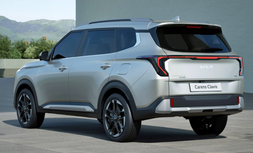 Kia представила бюджетний кросовер Carens Clavis 4