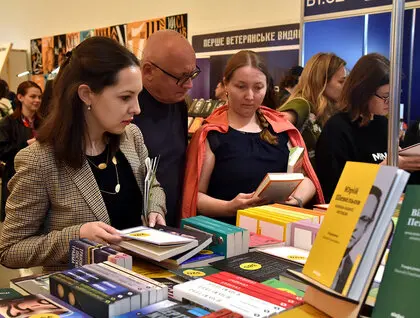 Книжковий Арсенал 2025 - фестиваль відкрив двері для читачів і видавців - фото Книжковий Арсенал 2025 - фестиваль відкрив двері для читачів і видавців - фото 17