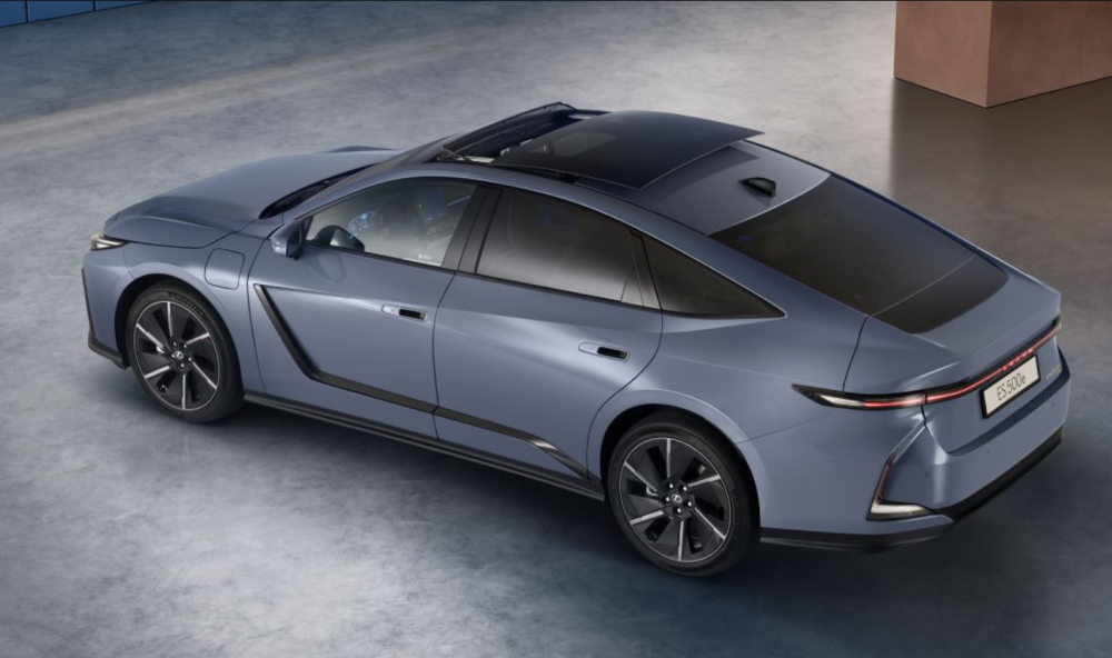 Lexus ES вивели на ринки Європи 4