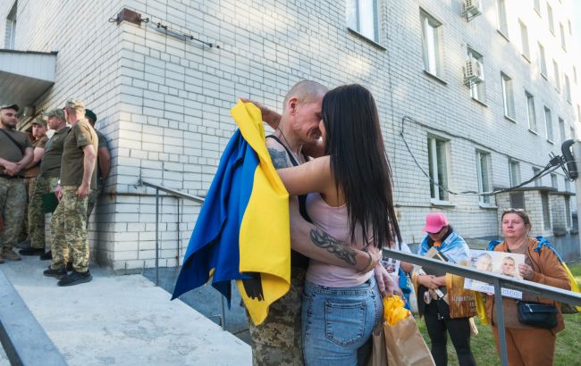 Пʼятеро енергетиків та шахтарів ДТЕК повернулися з російського полону 1