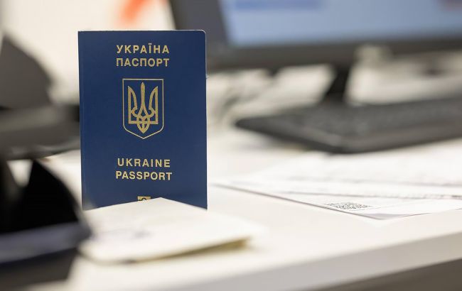 Паспорт за кордоном для українців - не видані документи після 1 червня передадуть в Україну 1
