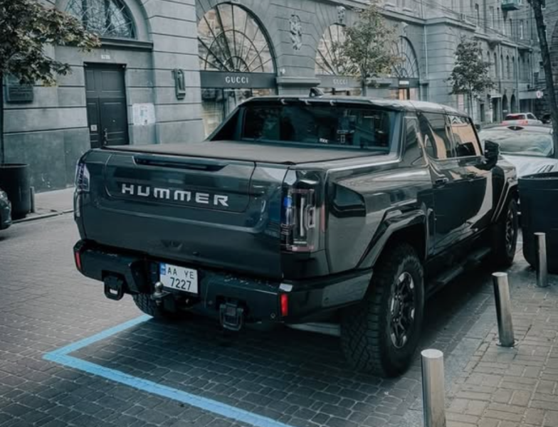Пікап GMC Hummer вперше помітили в Україні 4
