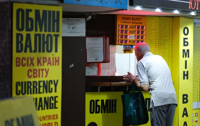 Попит на долари в Україні скоротився майже в три рази 1