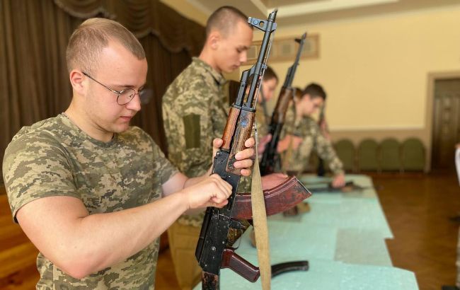 Предмет Захист Україні почнуть викладати по-новому з 1 вересня 2025 року - які зміни впроваджують у Харкові 1