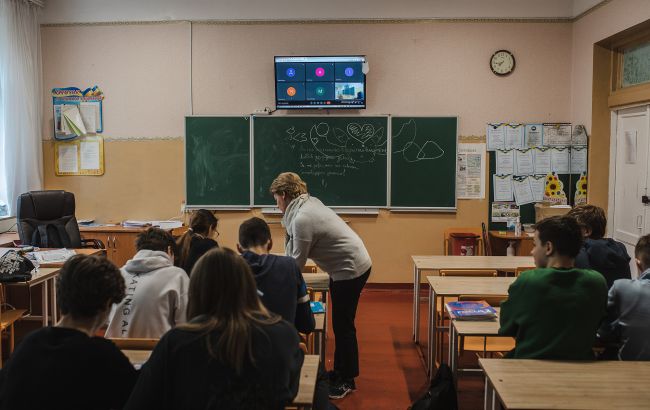 Школи Києва працюють у дві зміни під час війни через брак укриттів - в якому районі найбільше 1
