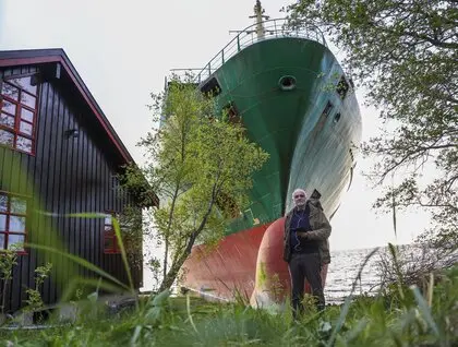 Судно сіло на мілину в Норвегії - контейнеровоз застряг у дворі місцевого мешканця - фото Судно сіло на мілину в Норвегії - контейнеровоз застряг у дворі місцевого мешканця - фото 4