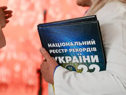 У столиці встановили рекорд України за найдовшу вишиванку - фото У столиці встановили рекорд України за найдовшу вишиванку - фото 4