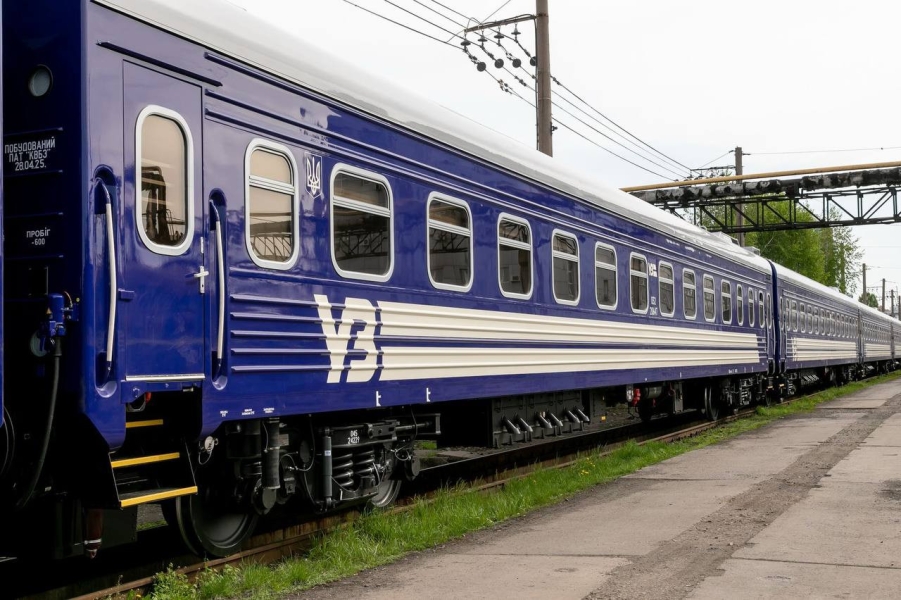 Укрзалізниця показала нові плацкартні вагони, отримані вперше за час незалежності 1