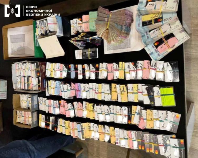 В Україні створять реєстр дропів: чим ризикують ті, хто здає картки в оренду 2