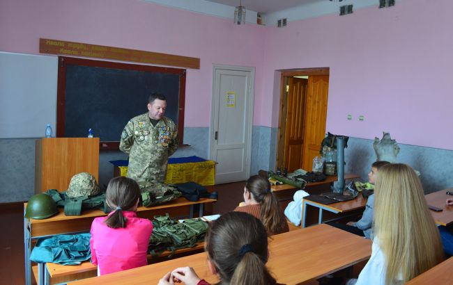 Ветеран повинен навчати дітей на уроці Захист України у кожній школі - що зміниться в освіті 1