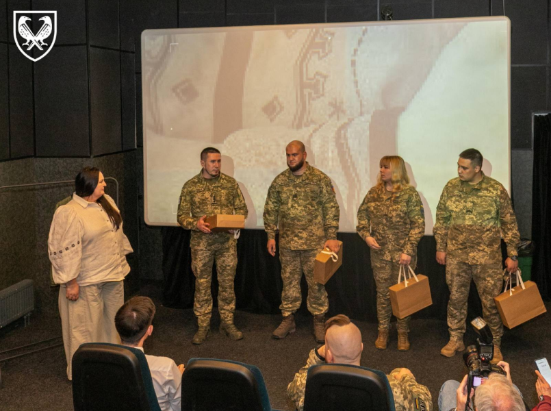 Військова вишиванка Оберіг створена за ілюстрацією ЗСУ з візерунком лінії укріплень - фото 6