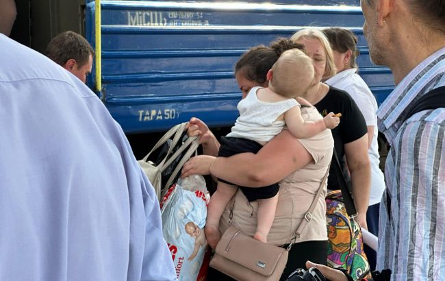 Виїзд дитини за кордон 2025 під час війни без батьків, з мамою чи бабусею - коли потрібен дозвіл 1