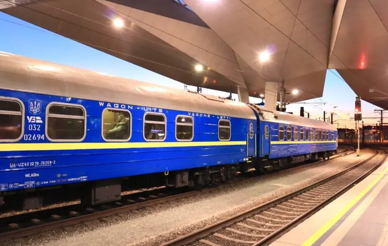 Чому Укрзалізниця не зупиняє рух потягів під час ракетних атак 1