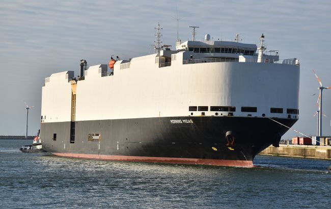 Cудно з електромобілями спалахнуло біля США 1