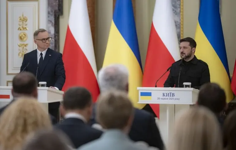 Дуда зустрівся із Зеленським - Президент України нагородив його орденом Свободи - відео 1